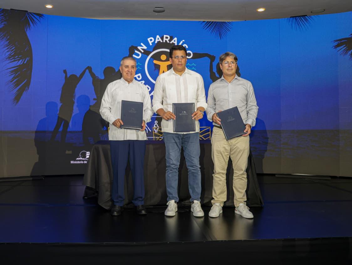 Andrés Fernandez, Davi Collado y Rafael Blanco Tejera tras la firma del acuerdo.