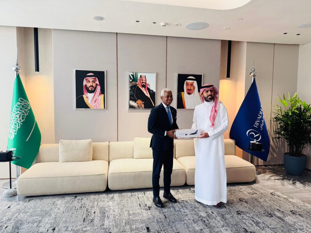 Andy Rodríguez Durán, embajador dominicano en Arabia Saudita, conversa con Osamah Alnuaiser, vicepresidente Sénior de Mercadeo y Comunicaciones Corporativas de la aerolínea saudí Riyadh Air.