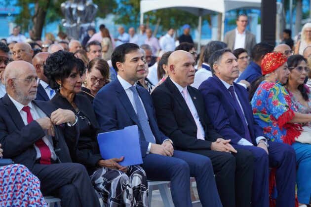 En primera fila el ministro de Cultura y otros funcionarios durante el acto de apertura de la Bienal