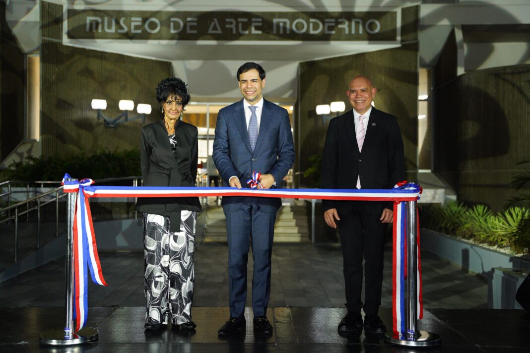La artista Elsa Núñez, el ministro Salcedo y el viceministro de Creatividad y Formación Artística, Amaury Sánchez, durante la apertura de la Bienal.