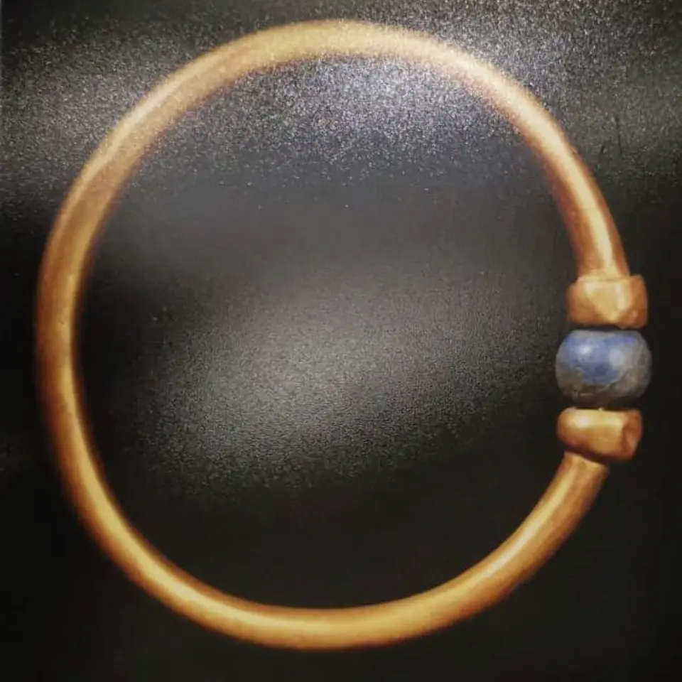 En esta imagen sin fecha, proporcionada por el Ministerio de Turismo y Antigüedades de Egipto, se muestra un brazalete elaborado hace 3.000 años para un antiguo faraón. La joya fue robada del famoso Museo Egipcio de El Cairo y fundida para obtener oro. (Ministerio de Turismo y Antigüedades de Egipto vía AP)