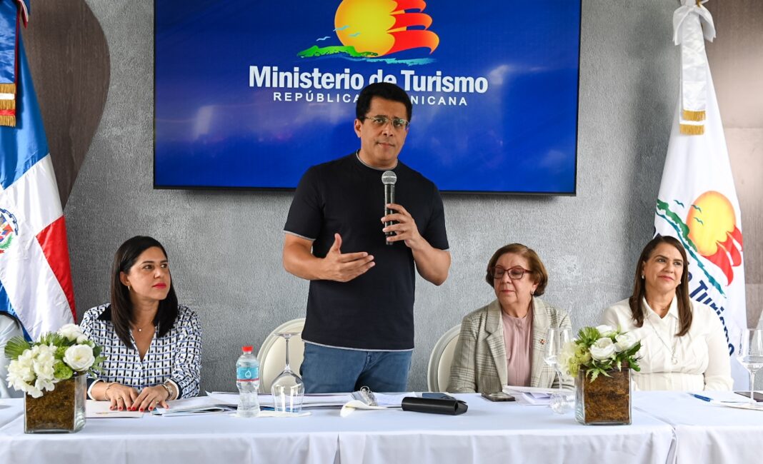 David Collado explica la dimensión de las inversiones que se harán en Hermanas Mirabal y que comenzarán con su mirador fotográfico donde estará la marca país de la provincia ecoturística