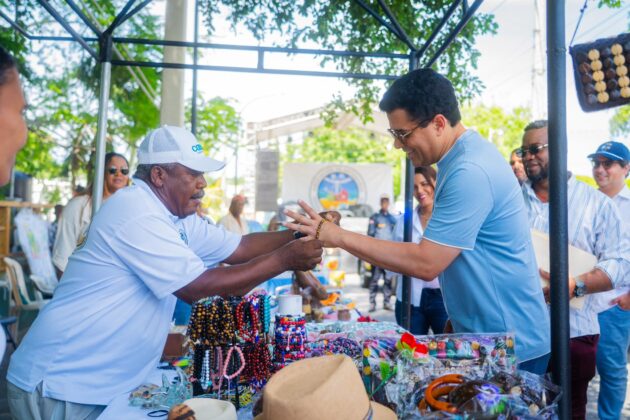 David Collado comparte con los vendedores de Playa Mino en R&iacute;o San Juan
