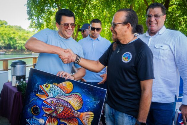 David Collado comparte con los artesanos de Playa Mino en R&iacute;o San Juan