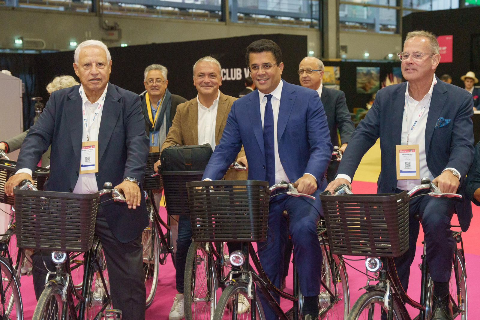 El Ministro de Turismo David Collado aperturó la Feria Internacional Francesa de Mercado de Viajes (Top Resa) junto a las autoridades de viajes de Paris y del evento. La entrada al Pabellón 1 del recinto ferial se realizó en bicicleta, como señal hacia los actores del sector a abogar hacia un turismo más sostenible.