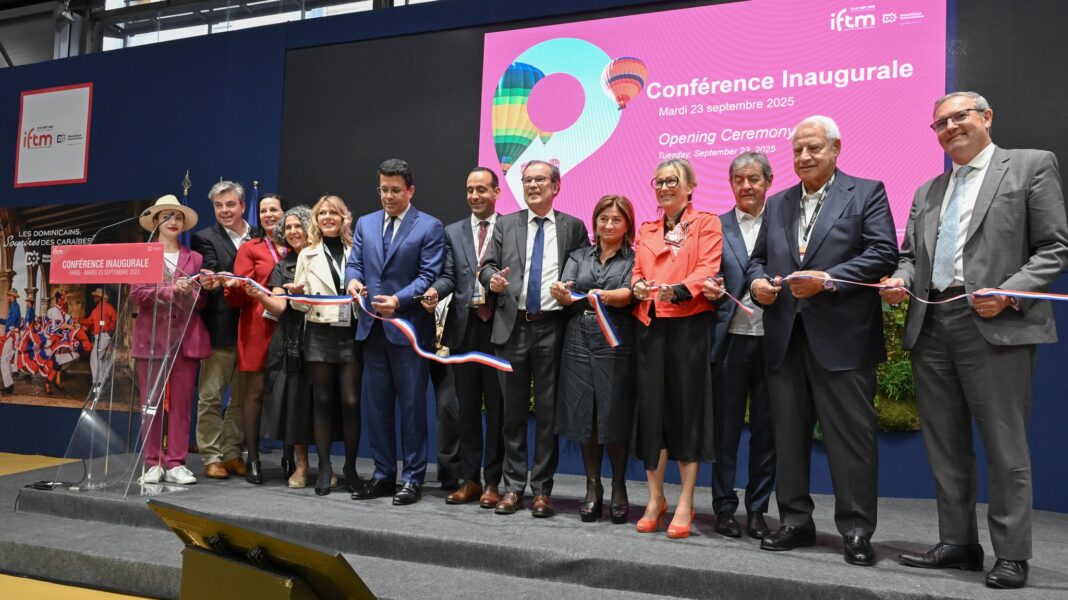 David Collado, ministro de Turismo de República Dominicana, país socio de Top Resa, en el corte de la cinta para dejar abierta la feria internacional de turismo este martes en París.