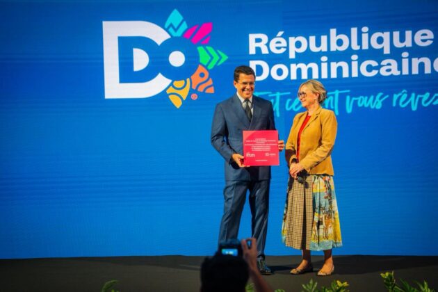 David Collado recibe pergamino de reconocimiento