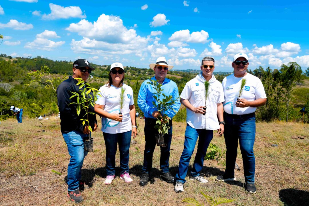 Desde la izquierda, los señores José Oscar Rodríguez, Dabeida Agramonte, William Guzmán, Nicolás Roques y Leonel Ng.