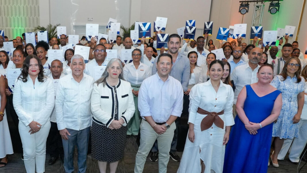 Directivos de Infotep, líderes de la región este junto a los graduandos en el acto de investidura.