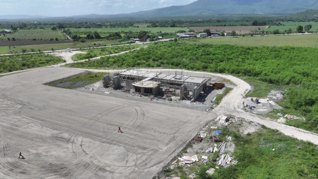 El director del Departamento Aeroportuario, Víctor Pichardo, indica que el Aeropuerto de San Juan avanza conforme al cronograma de trabajo establecido para la construcción de la terminal.