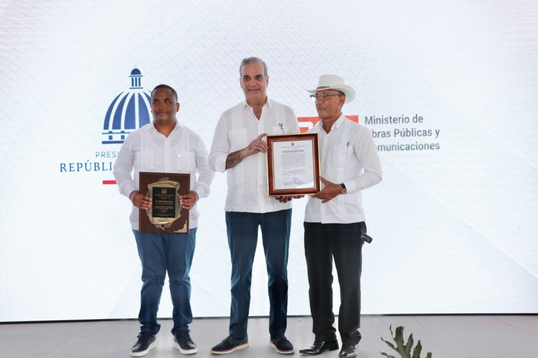 El presidente Luis Abinader recibe un reconocimiento del Ayuntamiento Municipal de Villa Isabela, provincia Puerto Plata, a través de la Alcaldía y el Consejo de Regidores