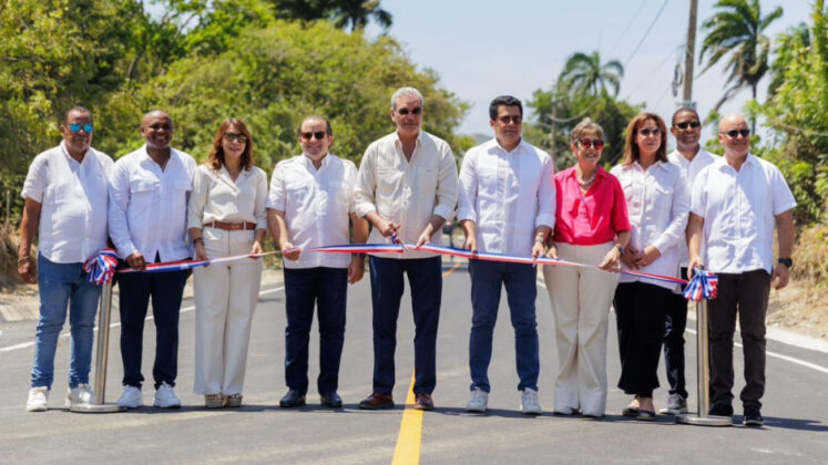 El presidente de la Rep&uacute;blica junto al ministro de Turismo y otros funcionarios del gobierno y locales, durante el corte de cinta de la carretera hacia Playa Teco en Maim&oacute;n, Puerto Plata.