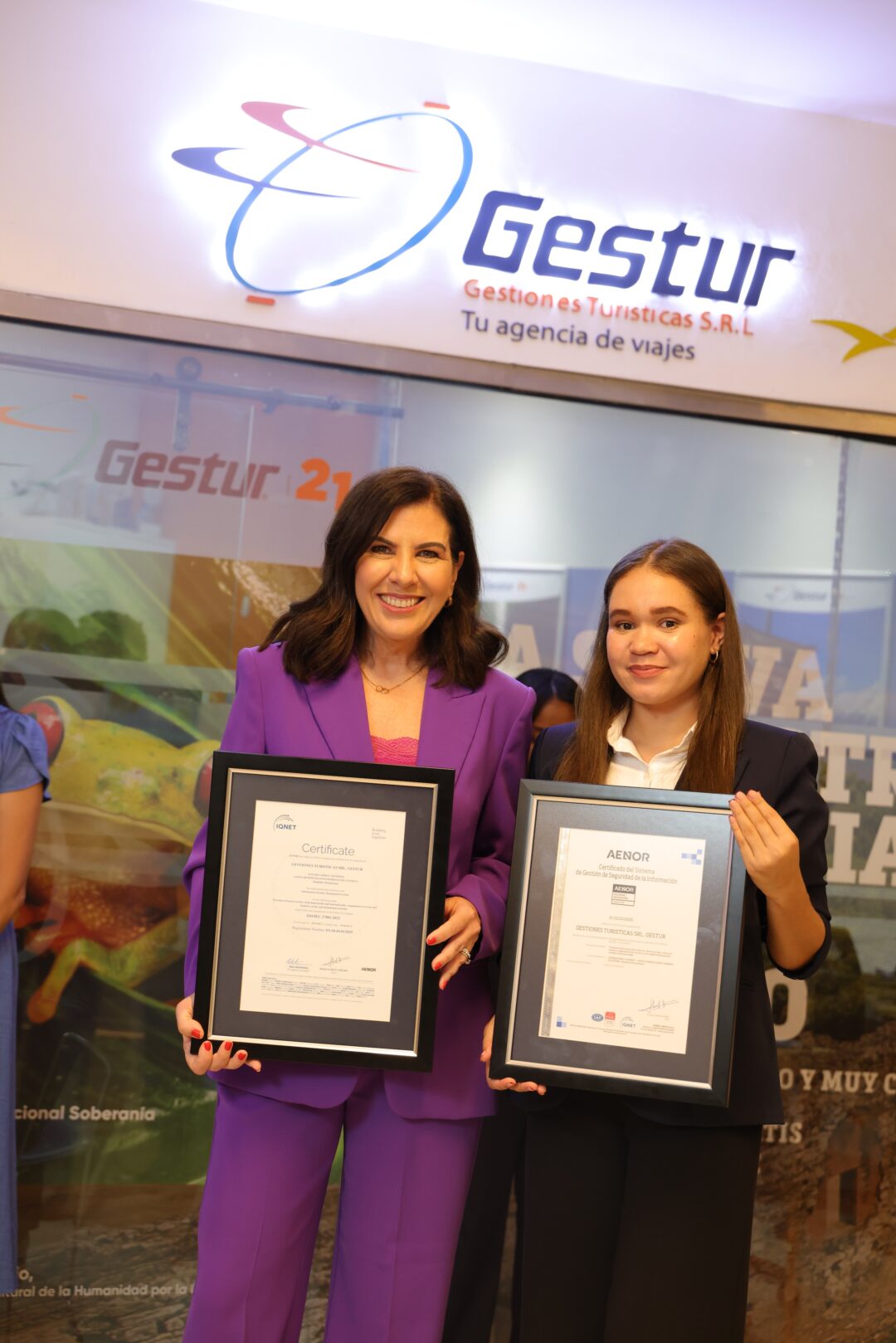 Theresa Sullivan, CEO de Gestur, acompañada de Cadelin Rosa, gerente de proyectos