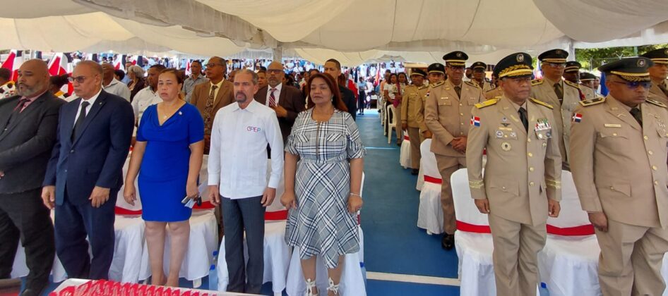 El acto patri&oacute;tico cont&oacute; con una masiva representaci&oacute;n de mun&iacute;cipes, educadores y militares.