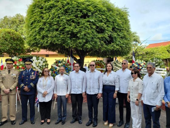 Juan Pablo Uribe y autoridades de la provincia luego de hacer el dep&oacute;sito de ofrendas florales.