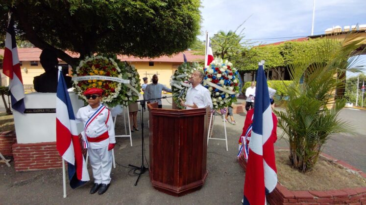 El presidente de Efem&eacute;rides Patrias al ofrecer las palabras centrales del acto patri&oacute;tico.