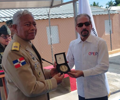 El Mayor General Cel&iacute;n Rubio recibe la Medalla Conmemorativa del 180 Aniversario del hero&iacute;smo y martirio de Mar&iacute;a Trinidad S&aacute;nchez, por parte de Juan Pablo Uribe.