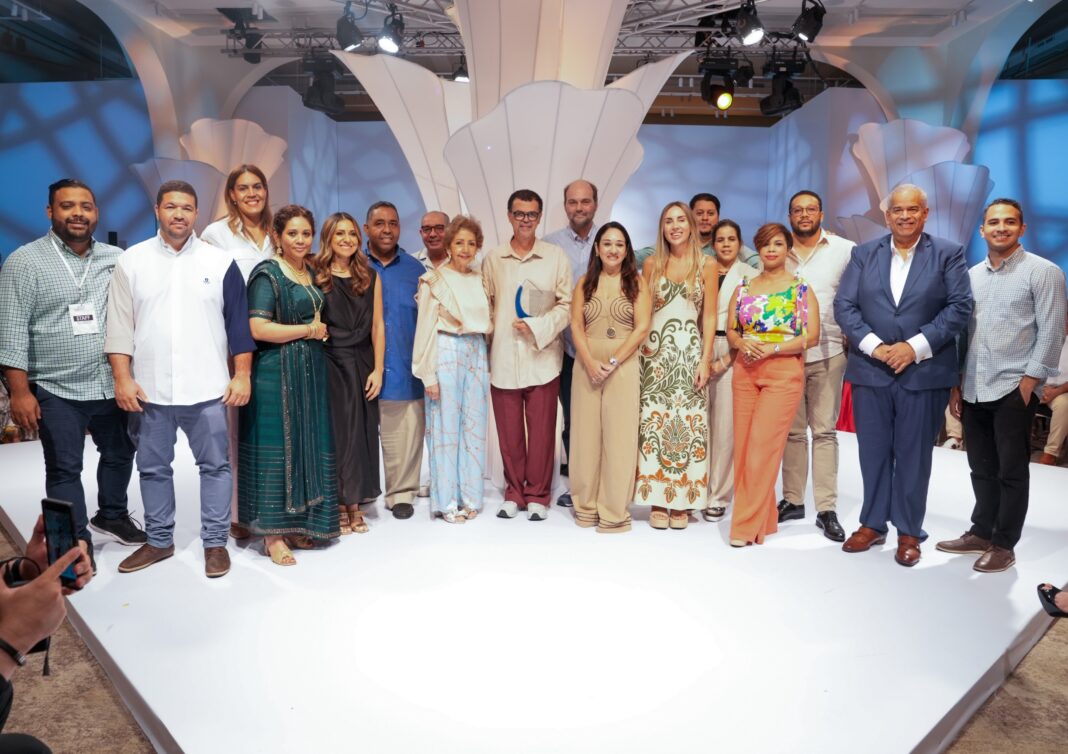 Sócrates McKinney junto a Mirta Sánchez, presidenta de ABERD, profesionales de la industria y wedding planners