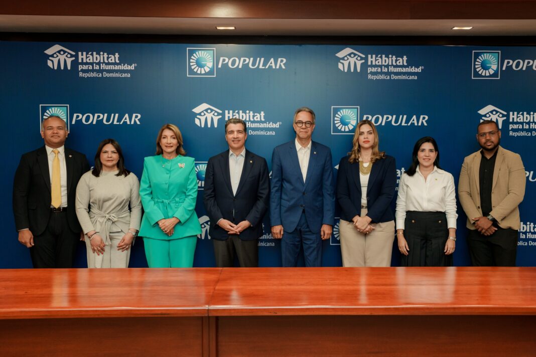 De izquierda a derecha, los señores Leonel Ng, Sonia Mordán, Cesarina Fabián, Christopher Paniagua, José Mármol, Yaritza Beltré, Mariel Bera y Francis Medina.