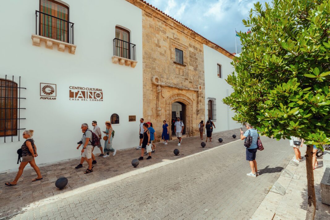 C. Isabel la Católica esquina Emiliano Tejera Santo Domingo,