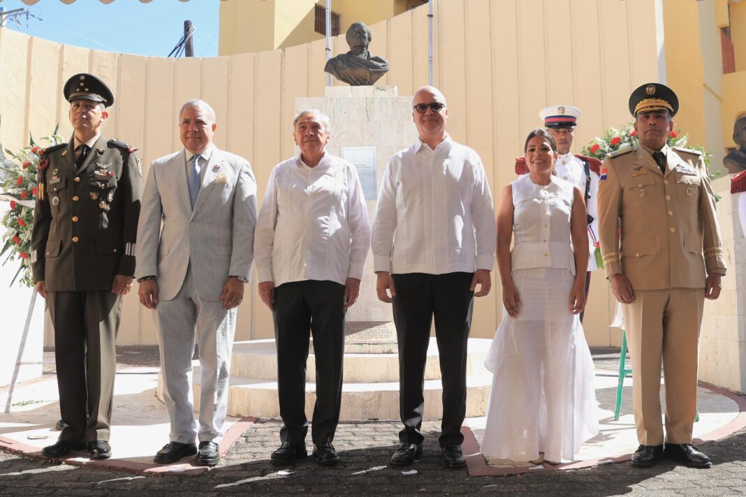 De izquierda a derecha, coronel de Infantería del Estado Mayor, Marco Antonio Palomares Sánchez, agregado militar de la Embajada de México; Embajador José Tomás Ares, director de Relaciones con el Caribe del Ministerio de Relaciones Exteriores de la República Dominicana; Carlos Miguel Aysa González, Embajador de México; Igor Rodríguez Durán, director general del IDAC; Paola Aimée Plá Puello, subdirectora general del IDAC y mayor general Francisco A. Ovalle Pichardo, comandante del Comando Conjunto Metropolitano del Ministerio de Defensa.
