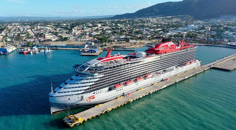 Imagen del Virgi Voyages anclado en el puerto Taino Bay en Puerto Plata