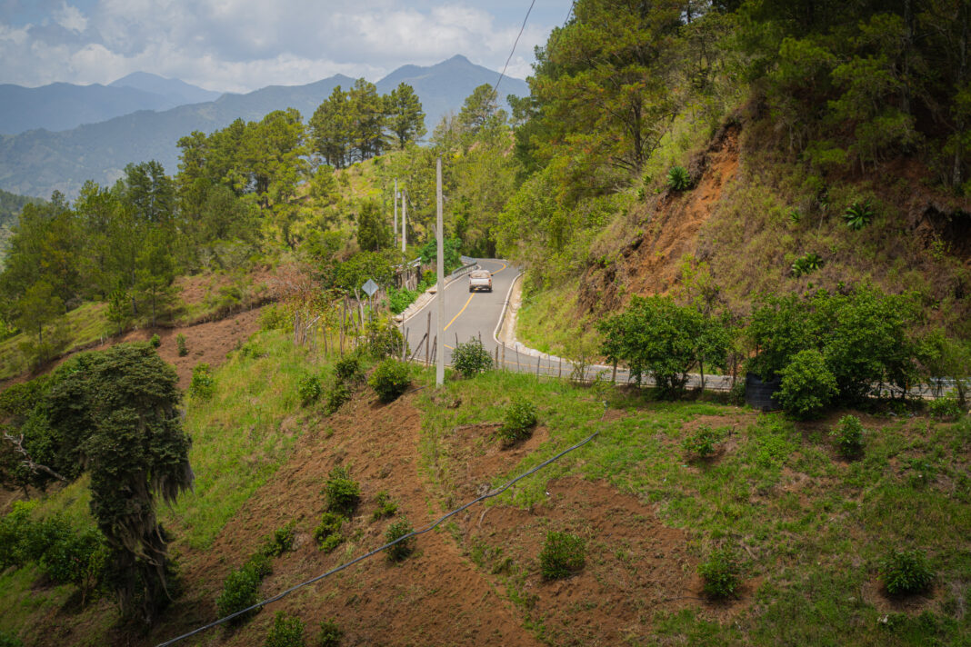 La carretera, de 11.9 kilómetros de extensión, tuvo una inversión final de RD 485 millones y facilita el acceso a la cascada de Aguas Blancas