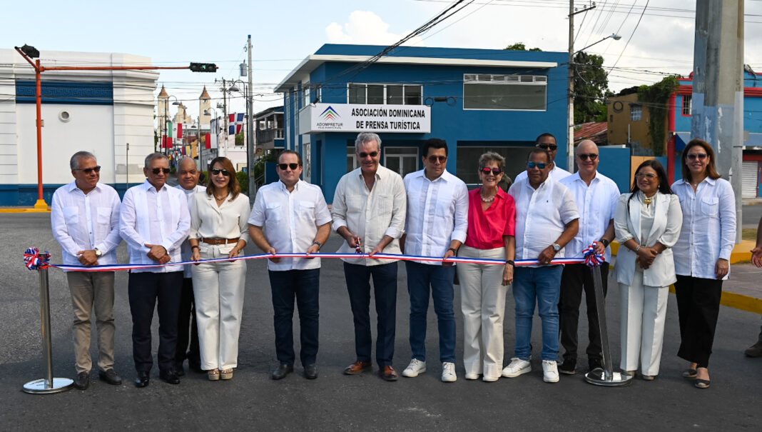 Diomedes Roque García (Roquelito), alcalde Puerto Plata; Divison Sánchez, alcalde de la Junta Distrital de Maimón; Claritza Rochtte Peralta, gobernadora; José Ignacio Paliza, ministro de la Presidencia; Luis Abinader, presidente de la República; David Collado, ministro de Turismo; Ginette Bournigal, senadora; Brigitti Heinsen, presidenta del Clúster Turístico e Igor Rodriguez, director general del Instituto Dominicano de Aviación Civil.