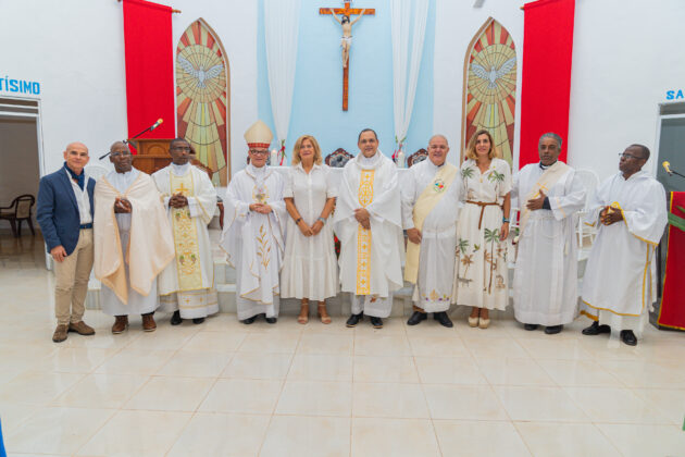 Isabel Garc&iacute;a Lorca, Isabel Pi&ntilde;ero, Pepe Munar, juto a Monse&ntilde;or Ram&oacute;n Alfredo de la Cruz Baldera y dem&aacute;s representantes de la iglesia cat&oacute;lica de Saman&aacute;