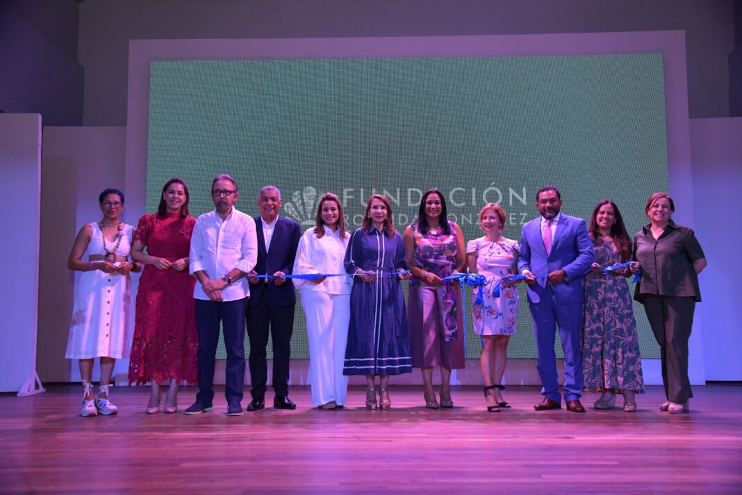 Jakaira Cid, junto a la gobernadora provincial y actores del sector turísticos encabezan corte de cinta para dejar abierta la feria de turismo Aventúrate RD 2025.