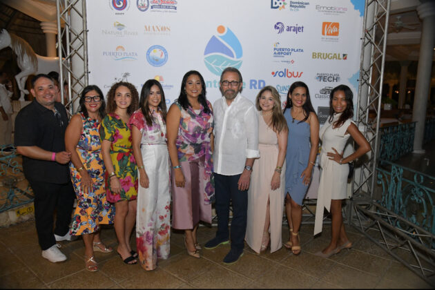 Jakaira Cid y Edmundo Aja con representantes del sector tur&iacute;stico que participan en la feria Avent&uacute;rate RD 2025