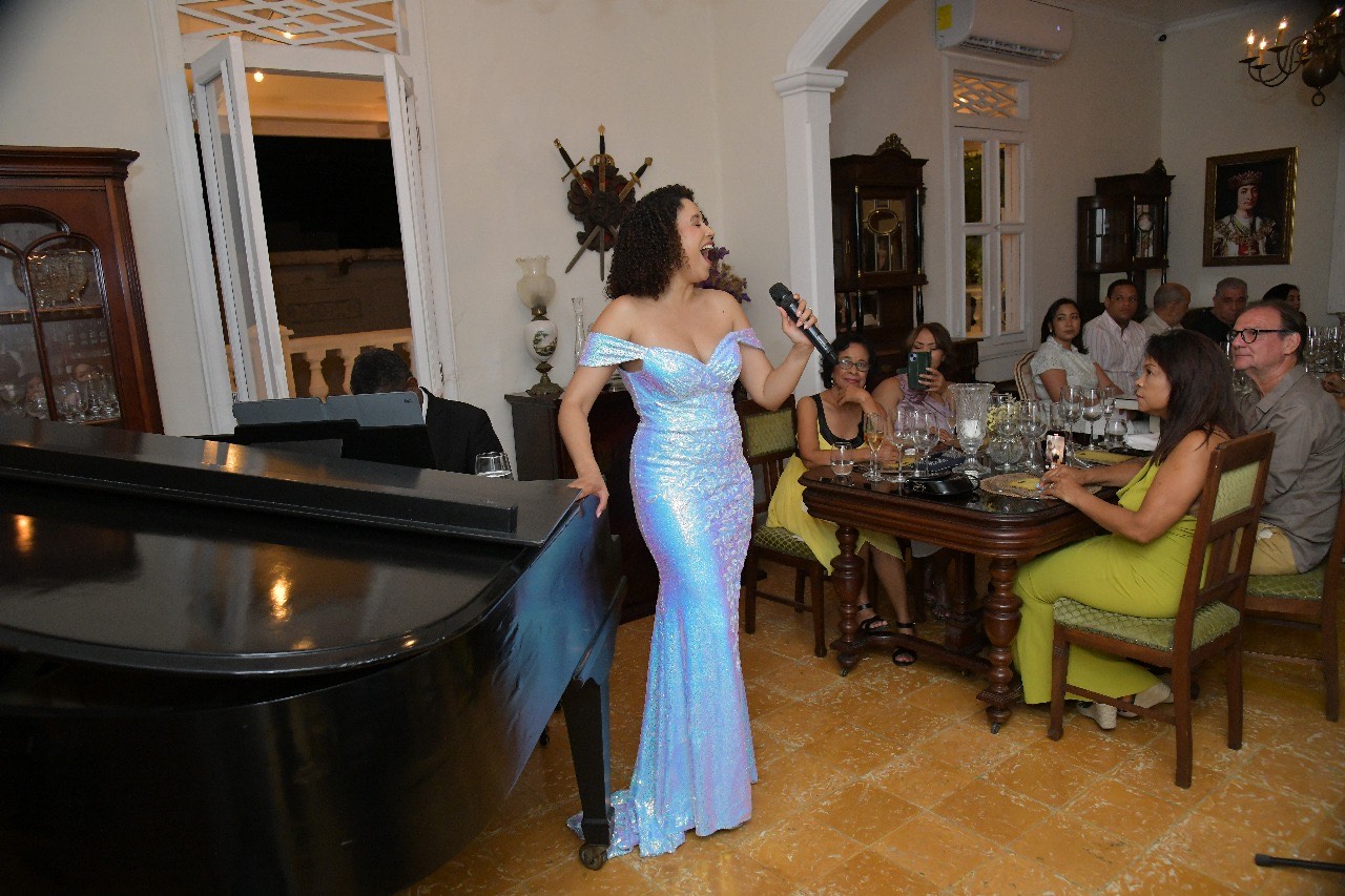 La Soprano interpretando su repertorio para los presentes