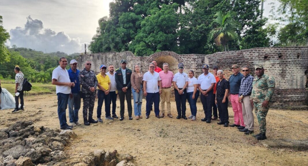 Integrantes de diferentes entidades que conforman el Clúster Turístico de La Vega, autoridades civiles y militares de Cutupú durante los trabajos de acondicionamiento de Las Ruinas de La Vega Vieja.