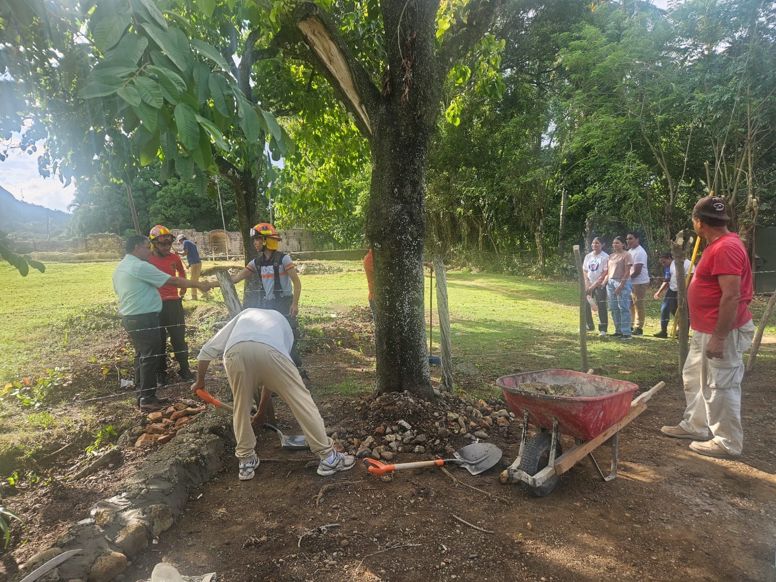 Brigadas acondicionan los terrenos en donde se realizarán los actos de conmemoración del 529 aniversario de los primeros bautizos cristianos en América.
