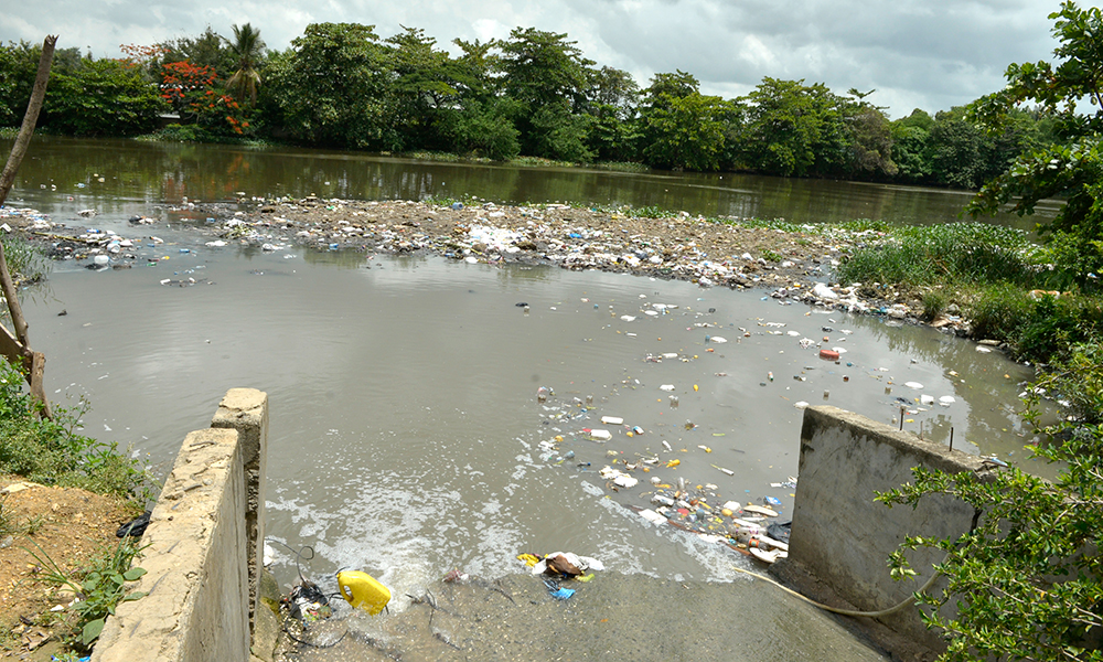 La imagen muestra la desembocadura de una cañada canalizada en el barrio Capotillo que conduce hasta el río Isabela gran cantidad de desechos sólidos, plásticos principalmente
