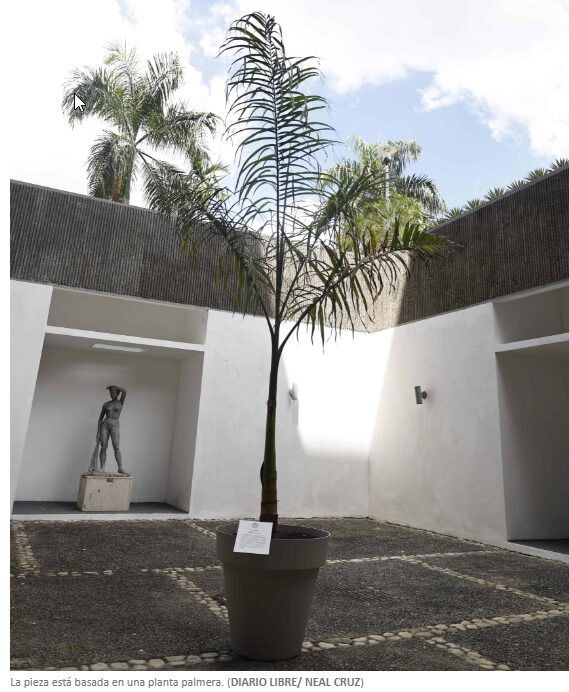 El Premio de la Bienal a la escultura fue a la polémica escultura Lo que se saca de raíz vuelve a crecer, de David Pérez Karmadavis.