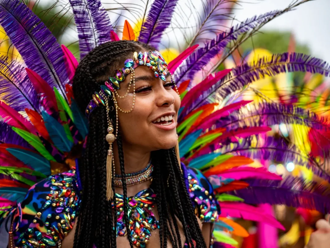 Señora vestida con un traje colorido para un festival.