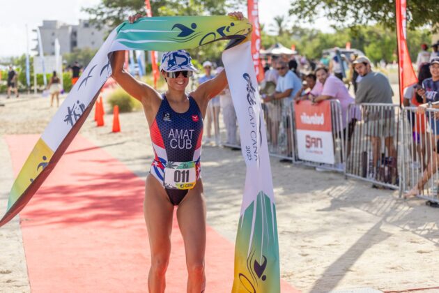 La triatleta cubana, Leslie Amat &Aacute;lvarez se alz&oacute; con la victoria absoluta en la distancia ol&iacute;mpica en el Tri Cap Cana 2025