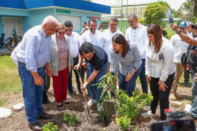 Momento en que el ministro de Turismo siembre un &aacute;rbol de mango en los jardines del liceo Cient&iacute;fico