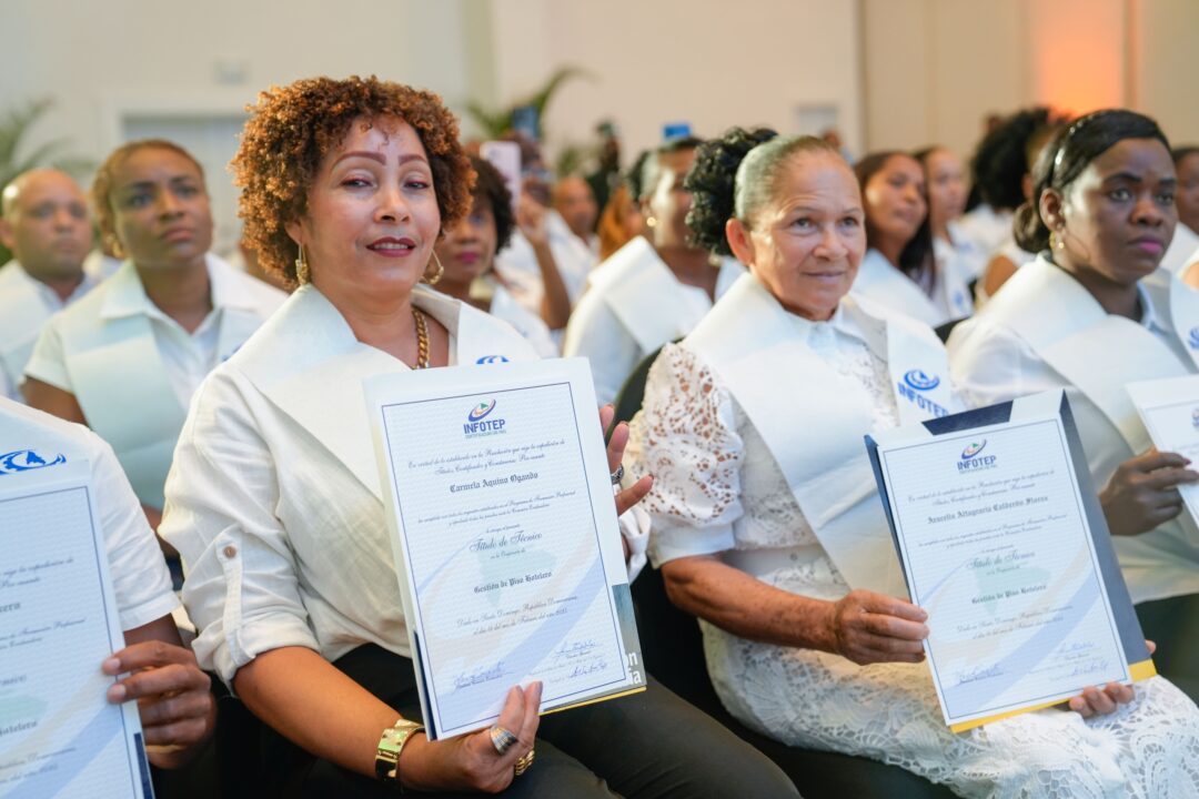 Parte de los técnicos especializados en áreas claves de la industria turística en Punta Cana graduados por el Infotep