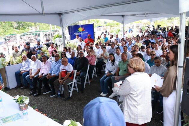 Parte del p&uacute;blico que asisti&oacute; al acto del Ministerio de Turismo en Salcedo