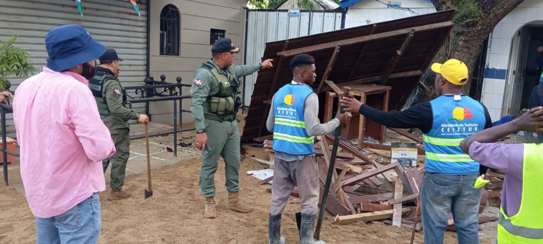 Las instituciones públicas realizaron el desmantelamiento de estructuras ilegales en la playa de Sosúa sin incidentes, bajo estrictos protocolos de legalidad, respeto ciudadano y transparencia.