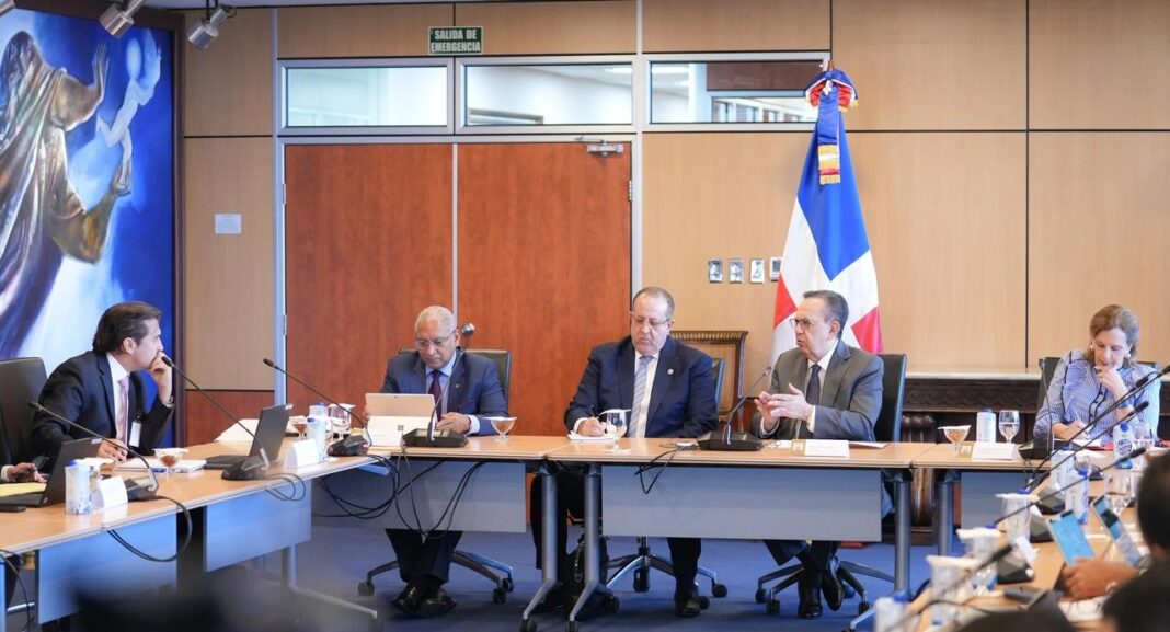 El gobernador del BCRD y el ministro de Hacienda y Economía expresaron al organismo el firme compromiso de trabajar en colaboración para lograr una estrecha coordinación de las políticas monetaria y fiscal