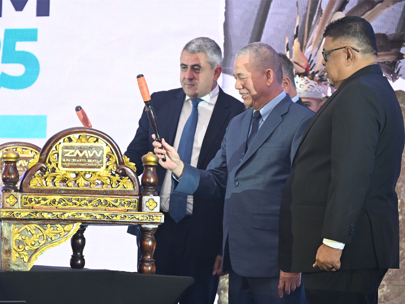 Zurab Pololikashili, secretario general de ONU Turismo, junto a Dato' Sri Haji Fadillah bin Yusof, viceprimer ministro de Malasia en la celebración del Día Mundial del Turismo 2025 en Malaka, Malasia.