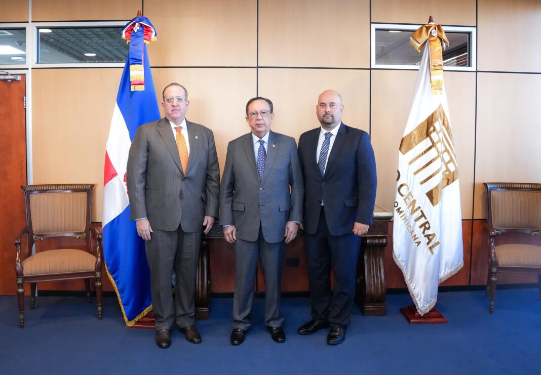 Magín Díaz, ministro de Hacienda; Héctor Valdez Albizu, gobernador del Banco Central, y Esteban Fullin, secretario ejecutivo del GAFILAT,