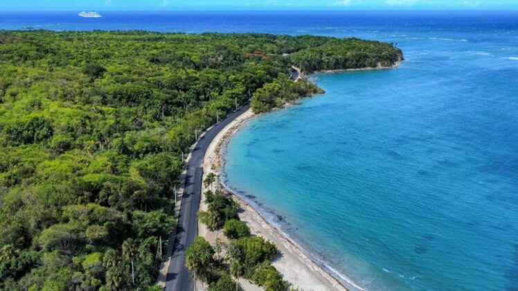 Vista a&eacute;rea de la carretera hacia Playa Teco en Maim&oacute;n, Puerto Plata