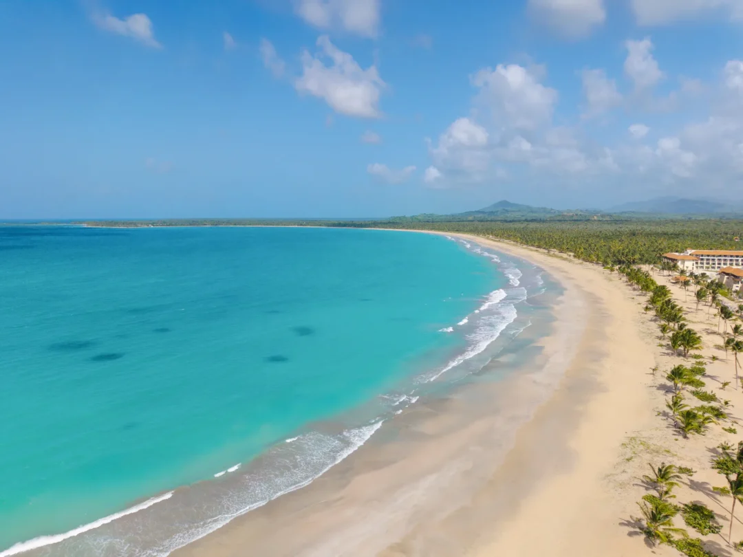Vista aérea de playa Esmeralda en Miches