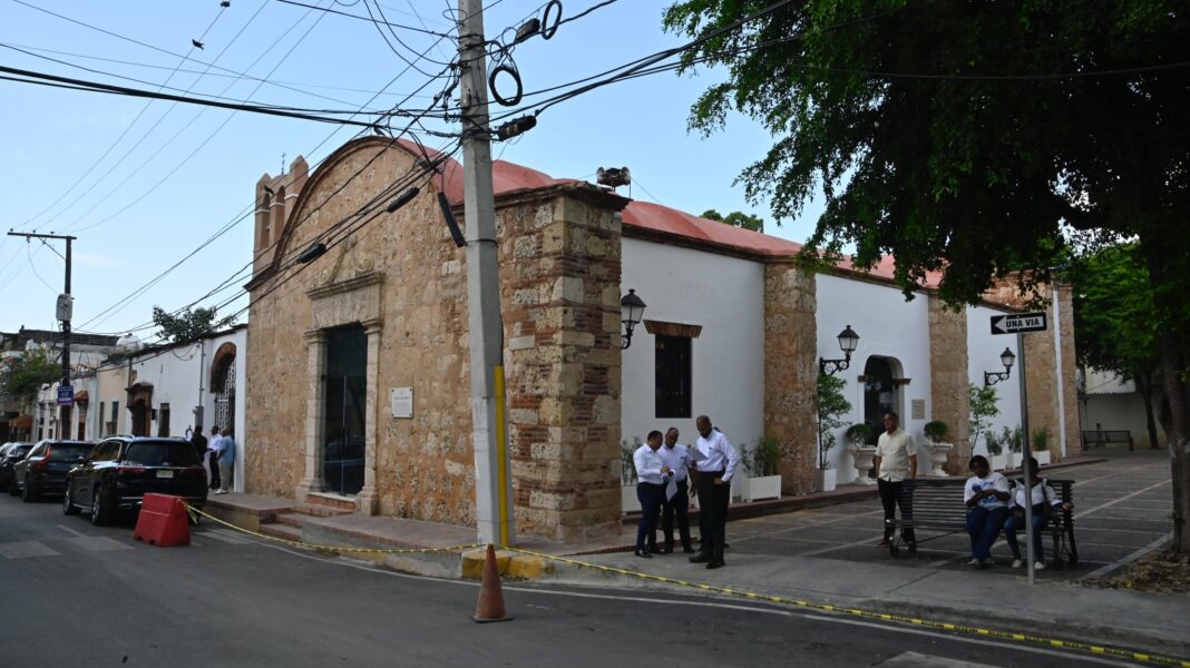 Vista de la Iglesia de San Miguel en el barrio del mismo nombre en la Ciudad Colonial de Santo Domingo