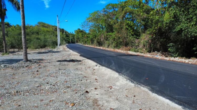 Vista de la carretera hacia Playa Teco en Maim&oacute;n, Puerto Plata