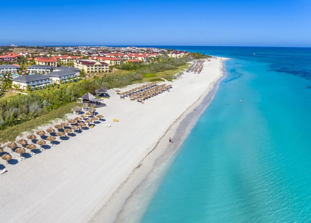 Vista panorámica de la playa de Varadero en Cuba en la que el turismo ha caído sobremanera este año.